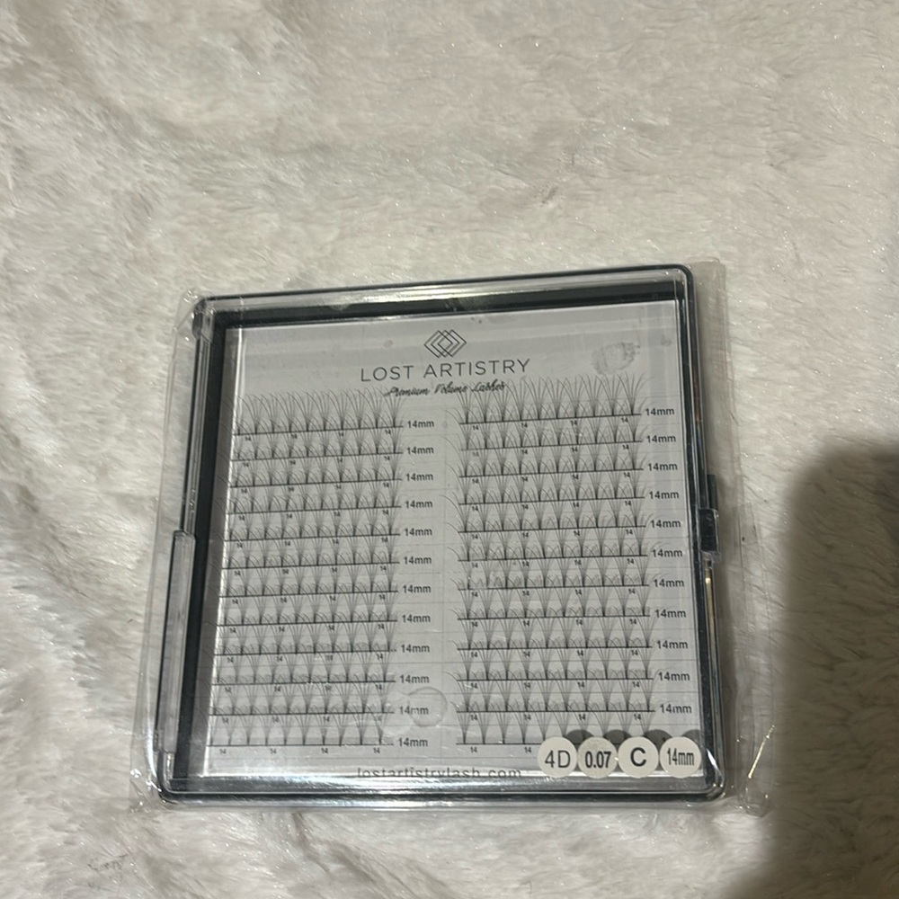 Lost Artistry Premium Volume Lashes NIB